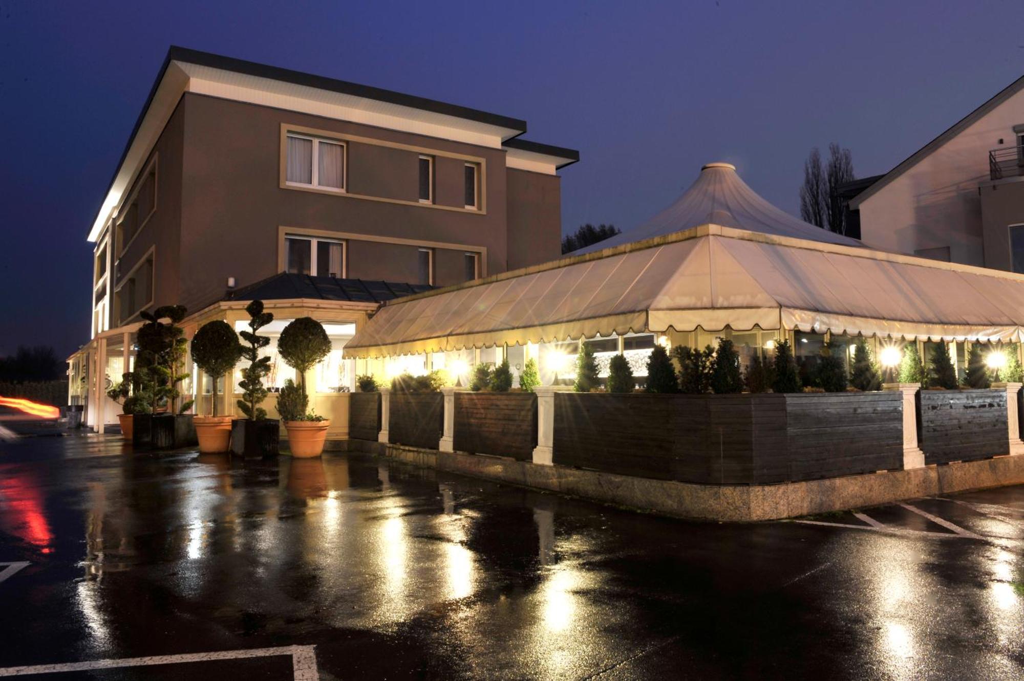 Bivius Hotel Restaurant Luxembourg Strassen Buitenkant foto