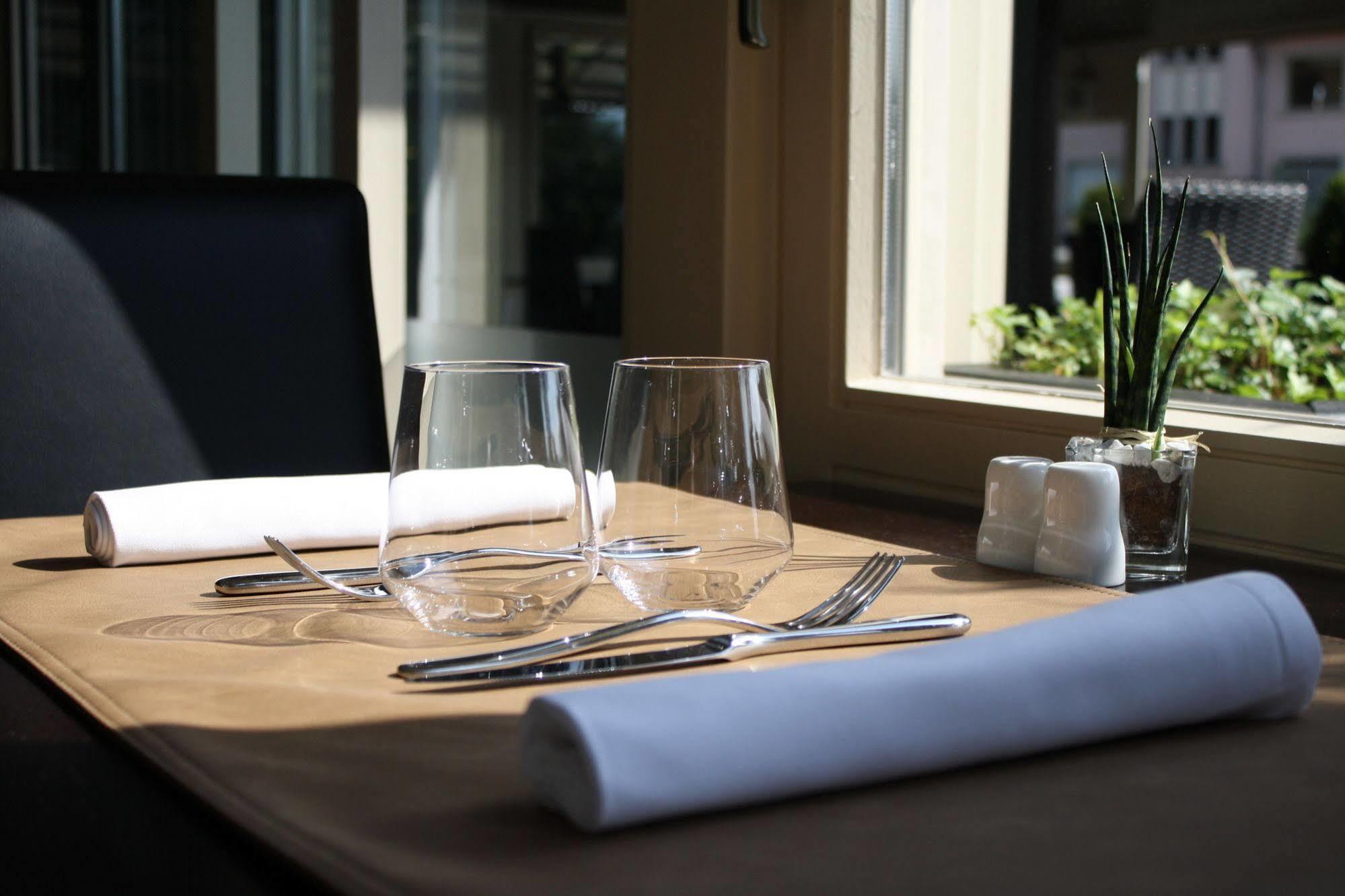Bivius Hotel Restaurant Luxembourg Strassen Buitenkant foto