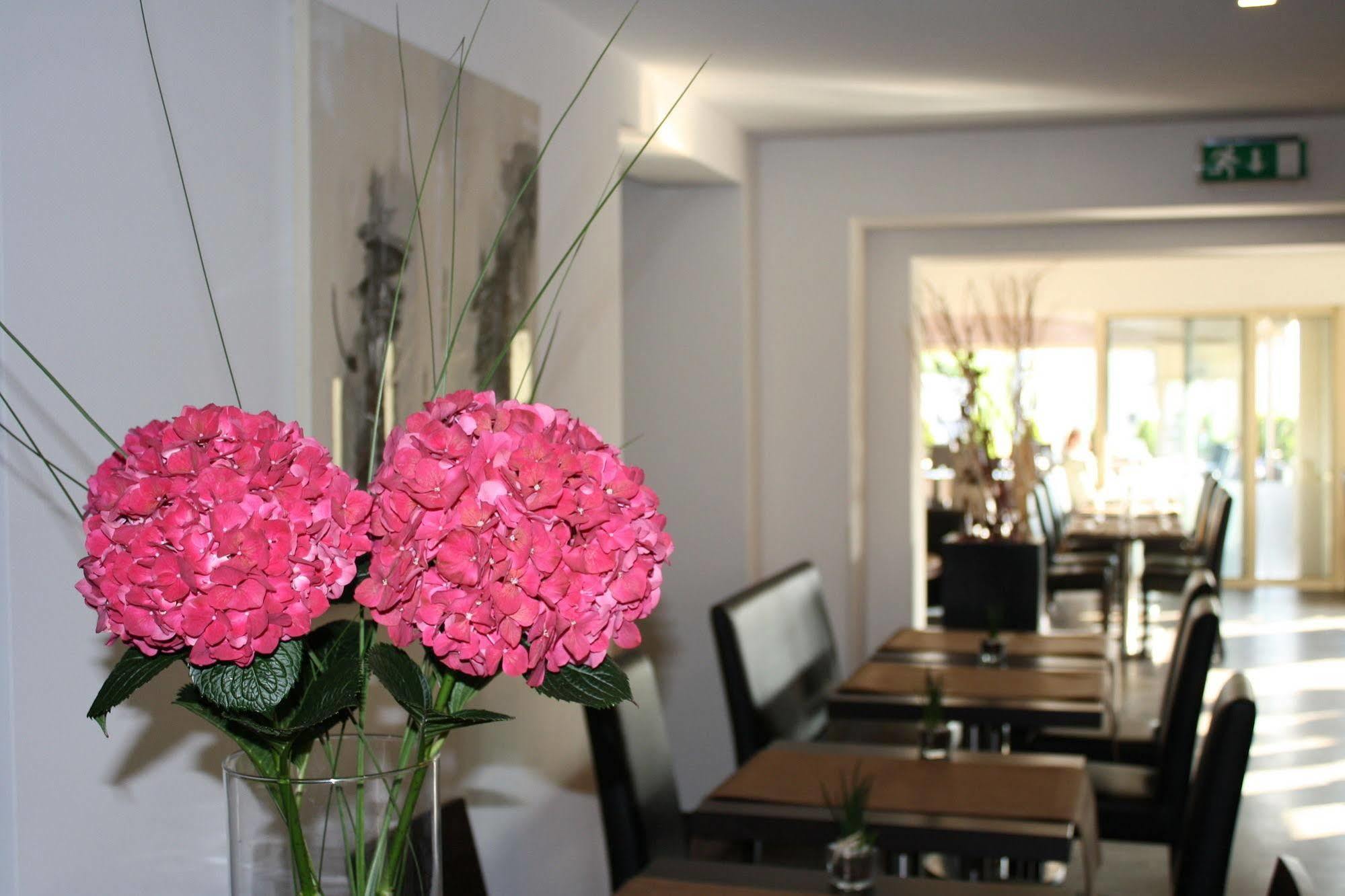 Bivius Hotel Restaurant Luxembourg Strassen Buitenkant foto